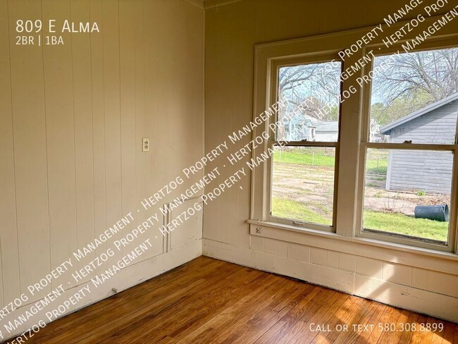 Building Photo - 809 E Alma-