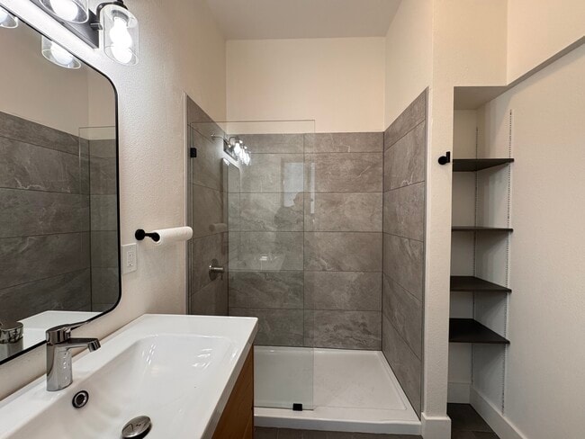 Building Photo - Poplar