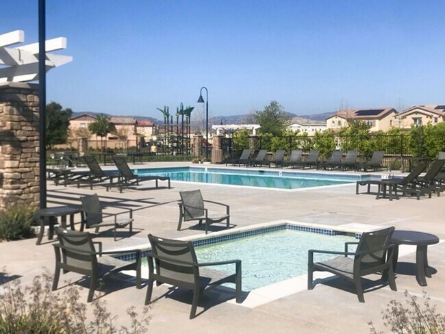 Building Photo - Beautiful 3 bedroom Town house available f...