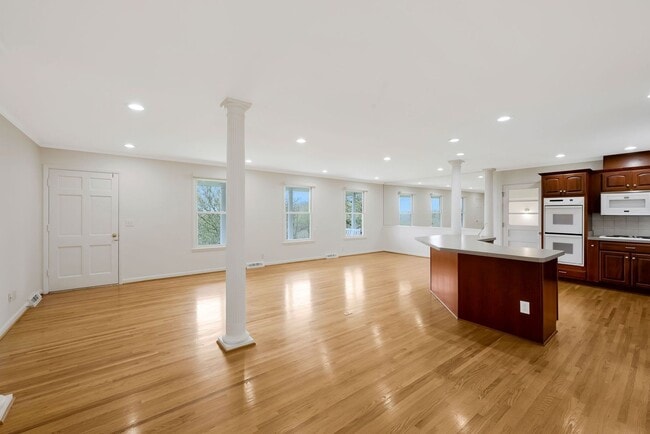 Building Photo - Awesome 3BE/2BA ranch style home in the WestMeade area!