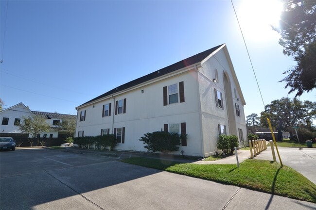 Building Photo - 304 Dell Ct