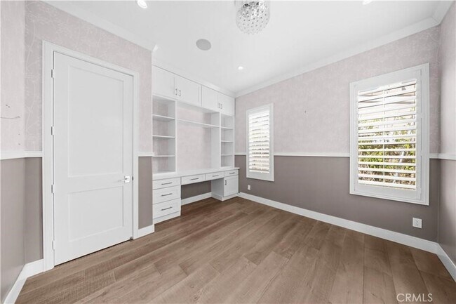 Building Photo - 58 Victoria