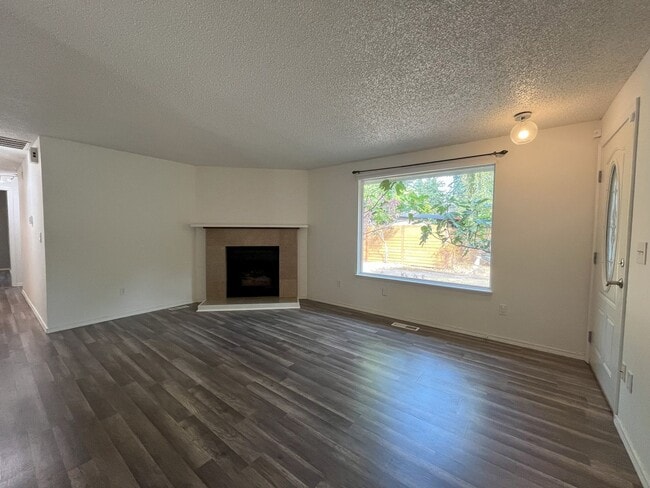 Building Photo - Spacious Yet Cozy 3BR/2BA Home with Garage...