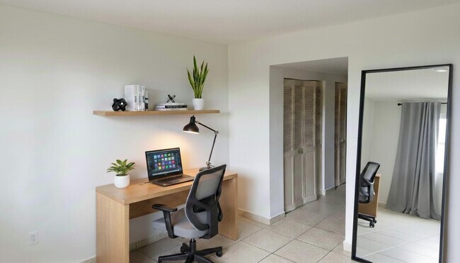 Building Photo - 901 Hillcrest Dr