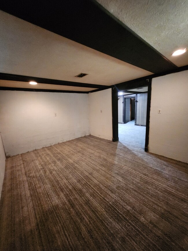 Building Photo - 2116 W Kettelle St