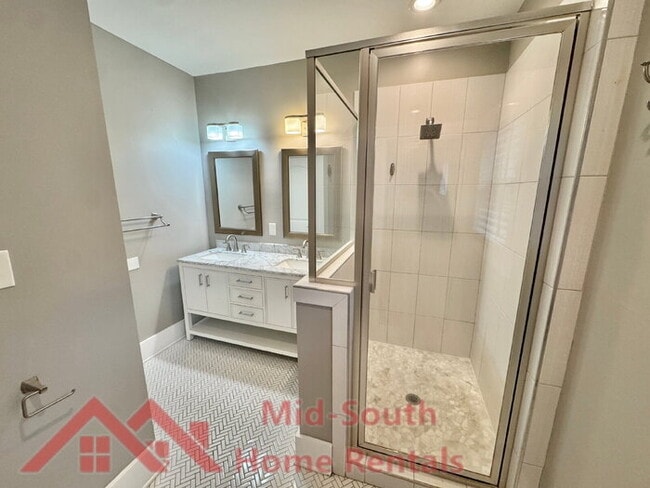 Building Photo - 1046 Tanglewood St