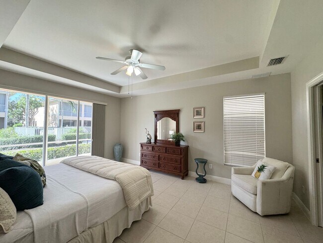 Building Photo - Newly Renovated & Available Now - Furnishe...