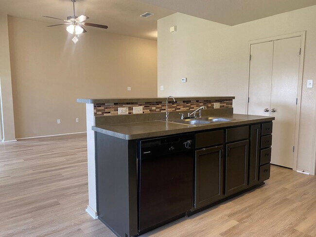 Building Photo - 3 Bedroom Conveniently Located