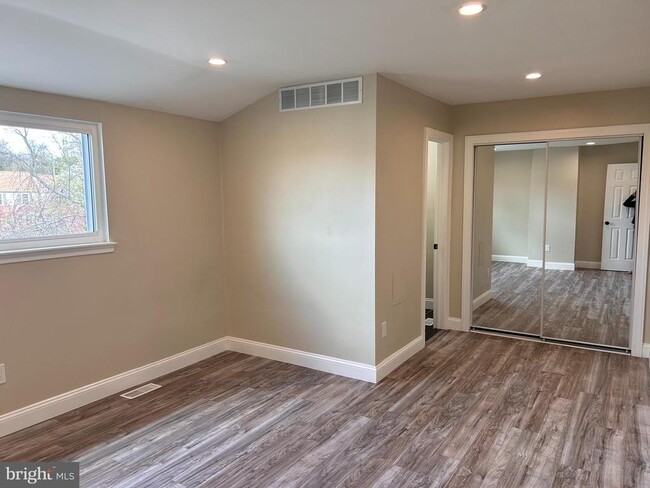 Building Photo - 287 Knoll Dr