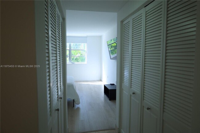 Building Photo - 500 Bayview Dr