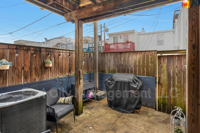 Building Photo - 702 S Bouldin St