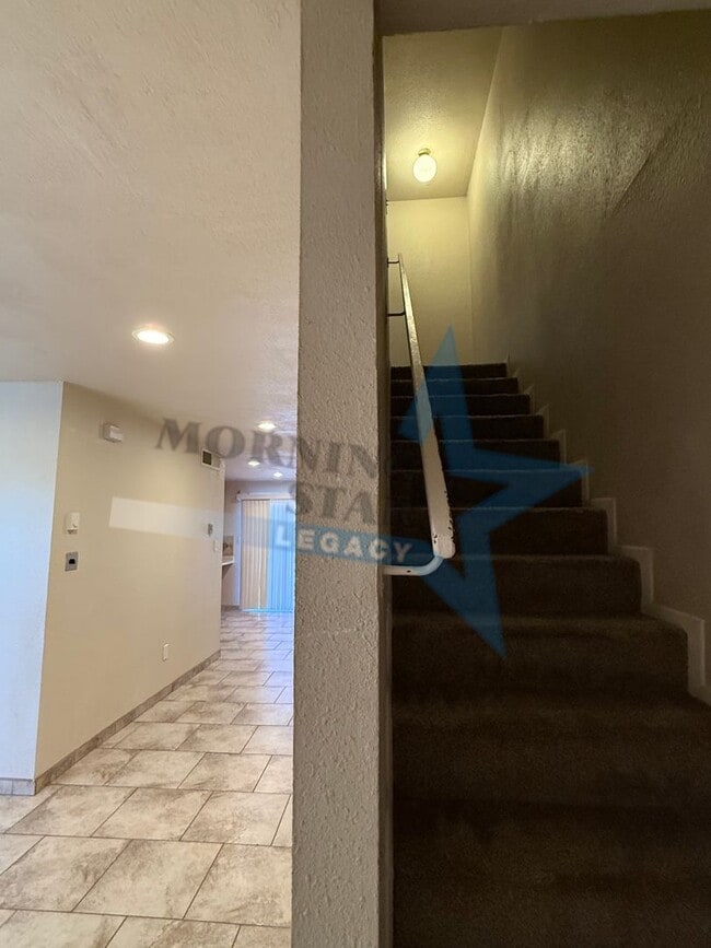 Building Photo - 3 Bed Condo W/ yard!