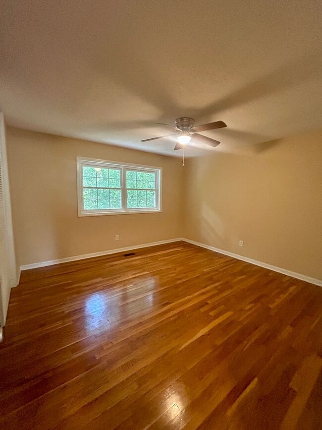 Building Photo - Spacious 2BR Townhome Near Downtown Carrbo...