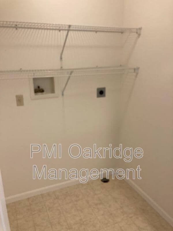 Building Photo - 462 Oxford Dr
