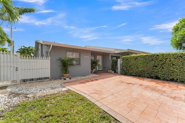 Primary Photo - 2401 SW 102nd Ave