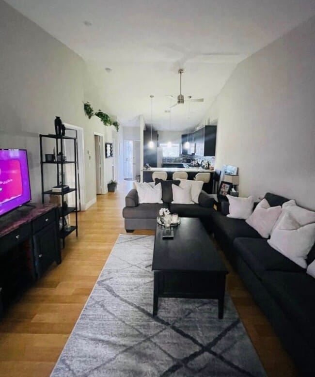 Building Photo - TOP FLOOR 2 BEDROOM FULLY FURNISHED CONDO