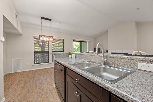 Building Photo - 3839 Dry Creek Dr