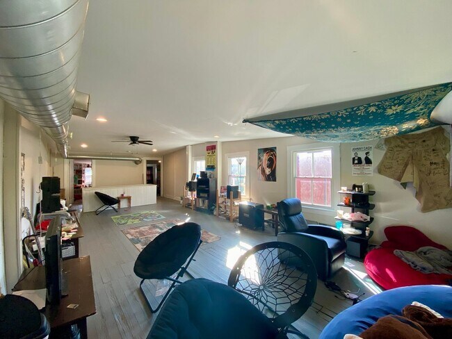 Building Photo - 2369 Victor St