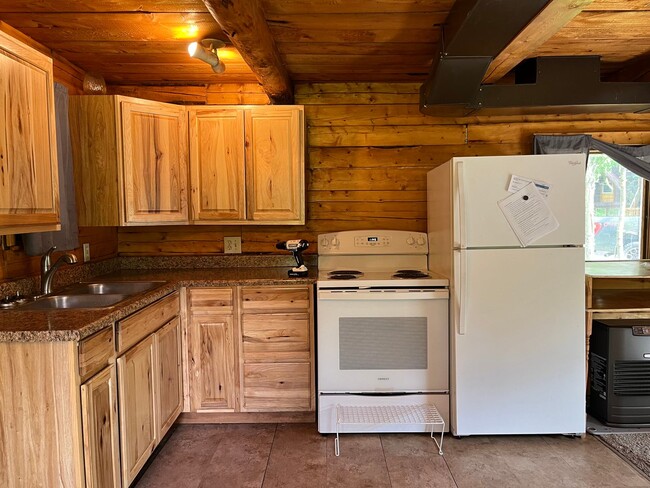 Building Photo - Cute 2 story, pet friendly cabin