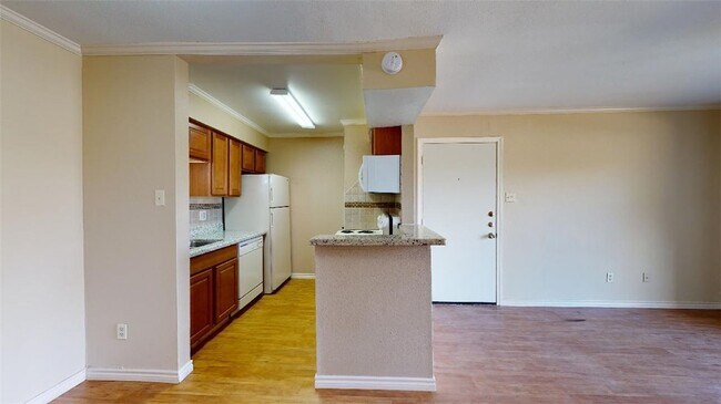 Building Photo - 904 University Oaks Blvd