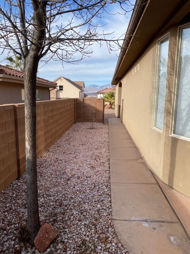 Building Photo - 2242 N Gunsight Dr