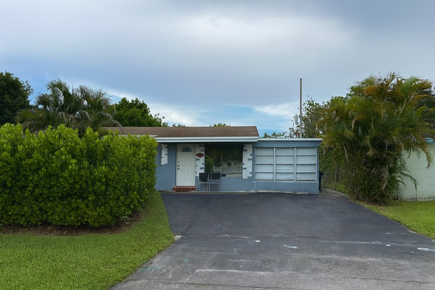 Entrance - Outdoors - 4460 SW 49th Ct