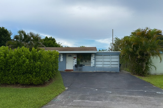 Building Photo - 4460 SW 49th Ct