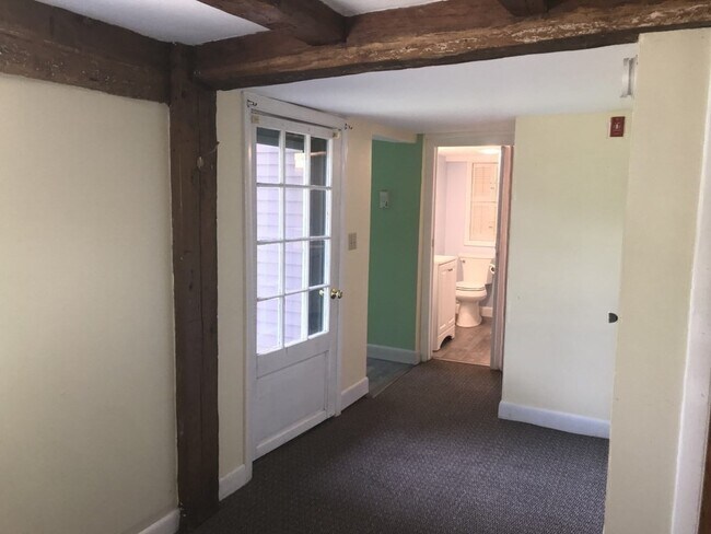 Building Photo - 25 1/2 King St