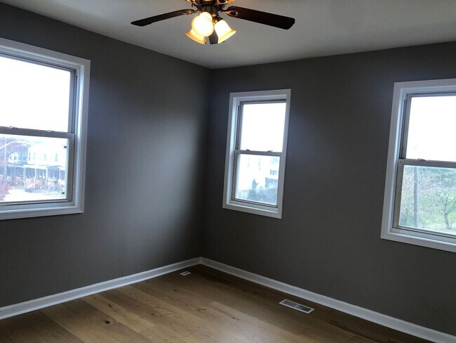 Building Photo - 3 Bedroom 2 Bathroom recently renovated townhouse in Baltimore