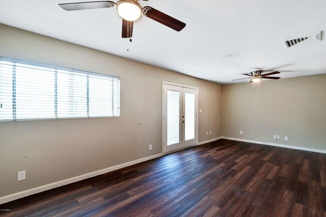 Building Photo - Remodeled property with lots of space and ...