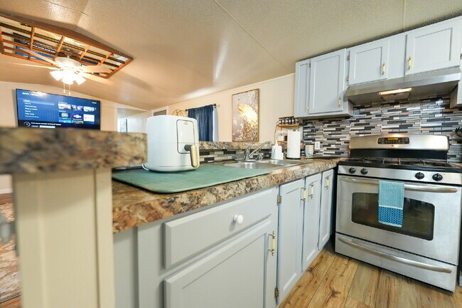 Building Photo - Modern Furnished 2 Bed/2 Bath Home • Laundry • Internet Included