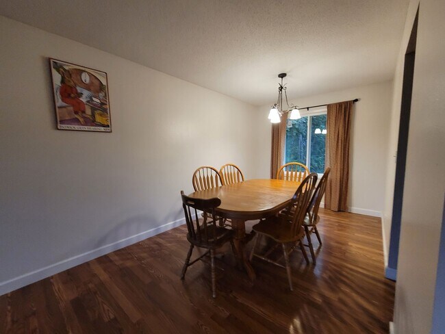 Building Photo - Coralville 4 bedroom 2.5 bath, 2 stall attached garage, fenced yard!