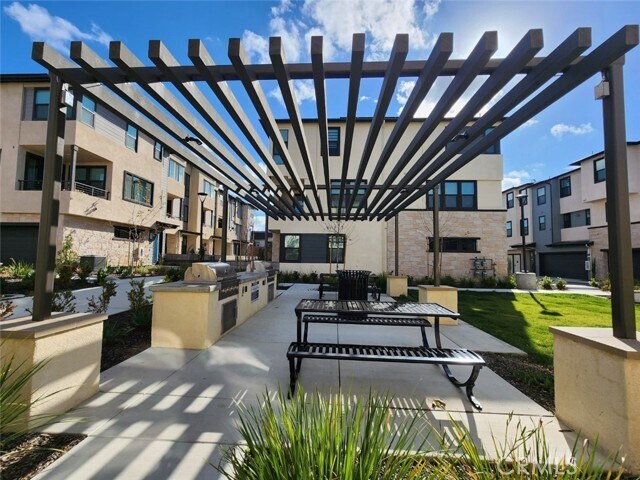 Building Photo - 2957 W Lincoln Ave