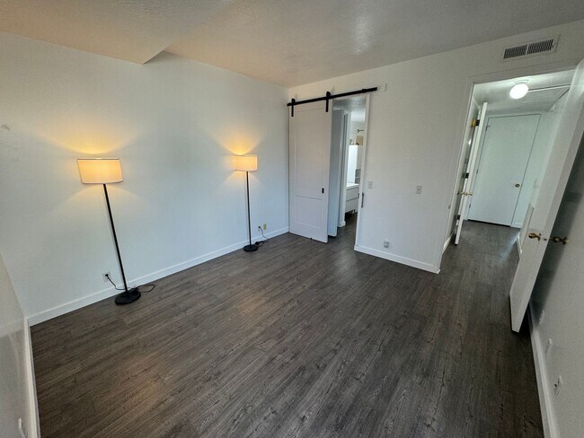 Building Photo - Recently updated condo with gym, pool, and...