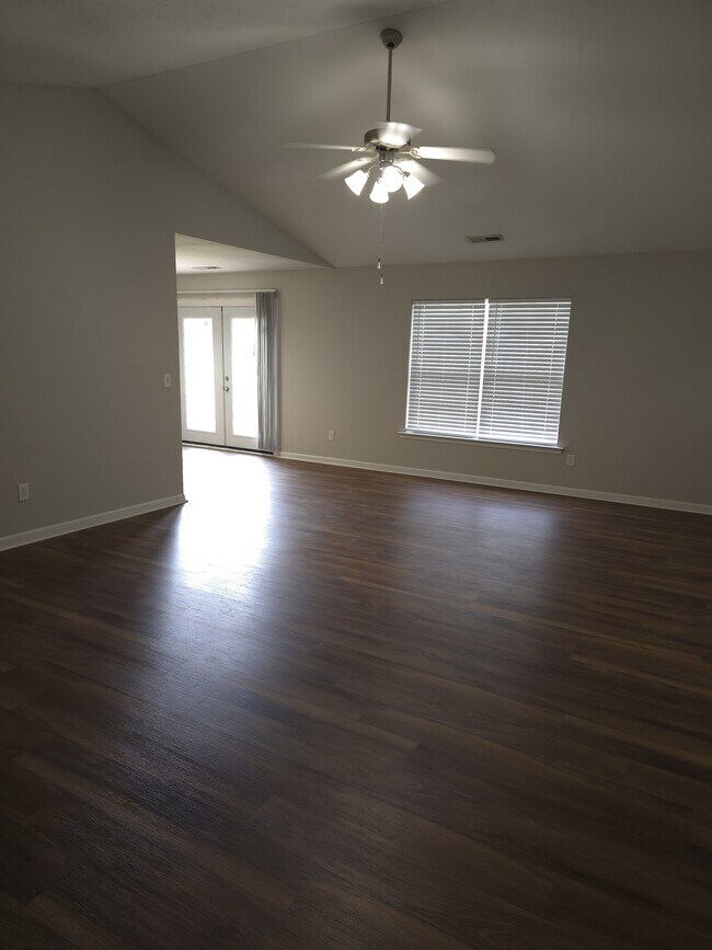 Building Photo - 105 Zippo Pine Dr