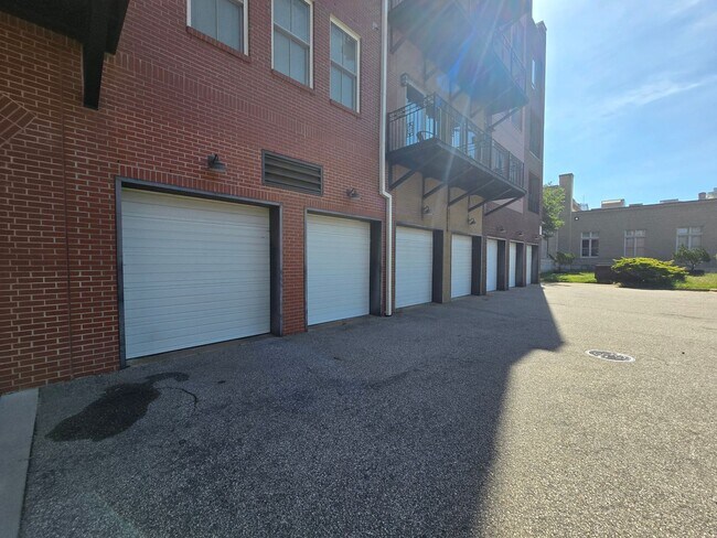 Building Photo - 325 Hay St