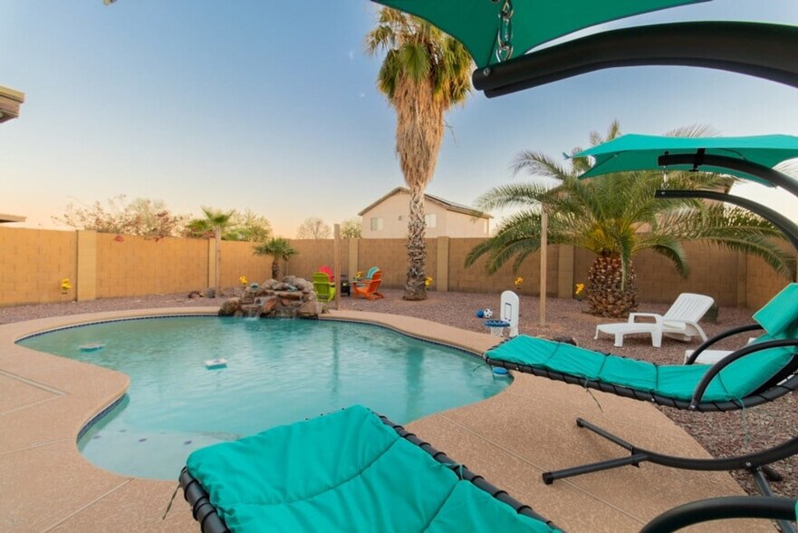 Building Photo - 1387 E 10th Pl