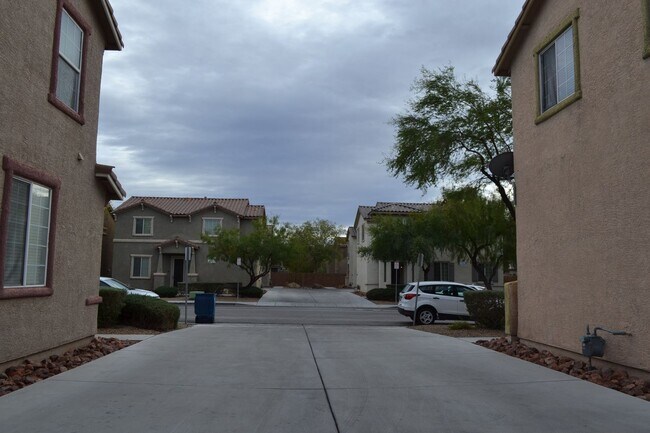 Building Photo - SW - 3 BEDROOMS PLUS LOFT SPACE