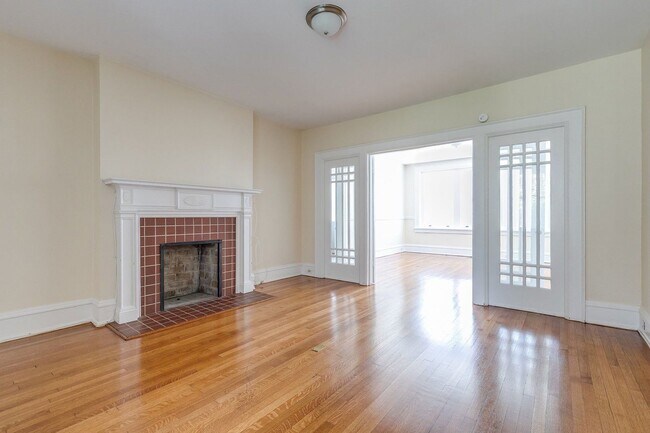 Interior Photo - 2602-2606 Monument Ave