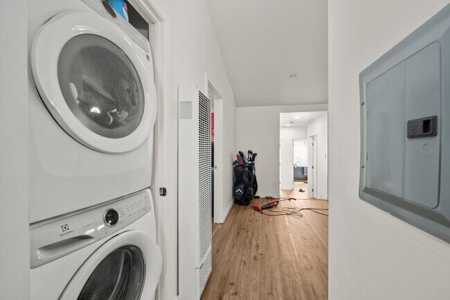 Building Photo - Two full kitchens + two washers & dryers!