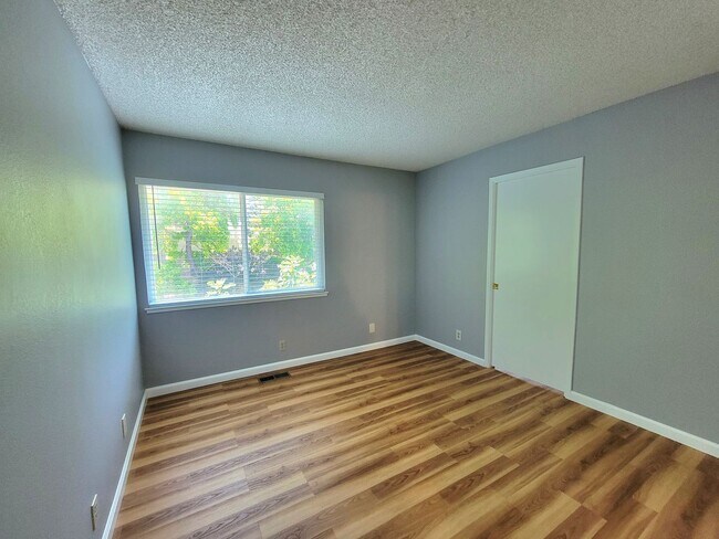 Building Photo - Spacious Beauty with Remodeled Kitchen and...