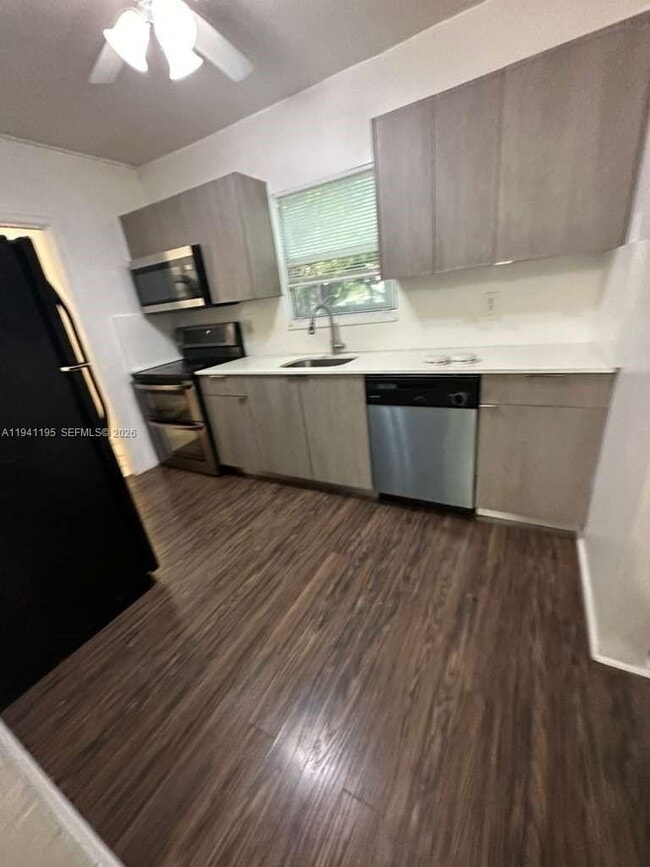 Building Photo - 920 NW 22nd Ct