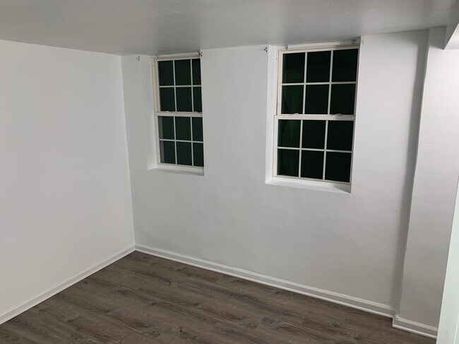 Building Photo - 2 Hollowbrook Plz