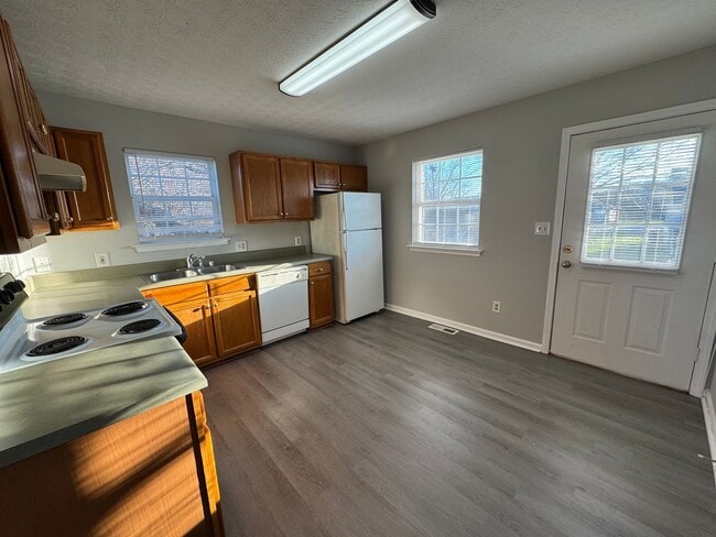 Building Photo - Spacious 3 bedroom, 2 bathroom home near Russell Sims park