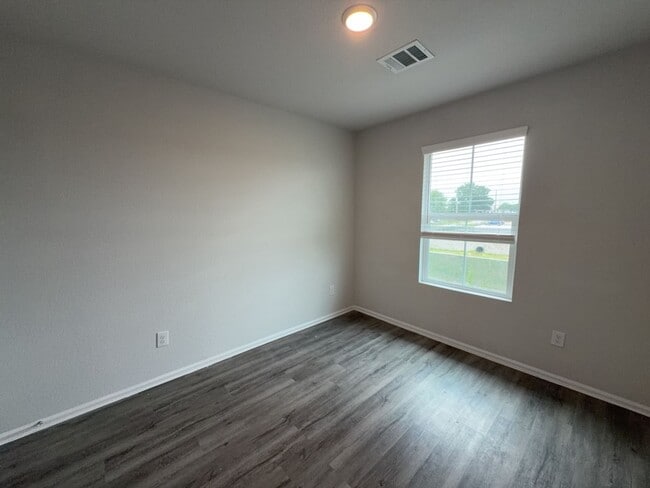 Building Photo - 505 Hines Ave