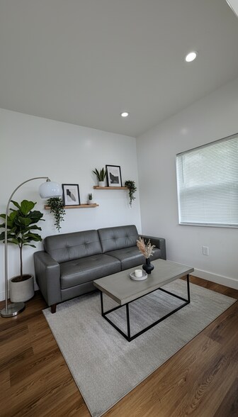 Building Photo - 414 Phippen Waiters Rd