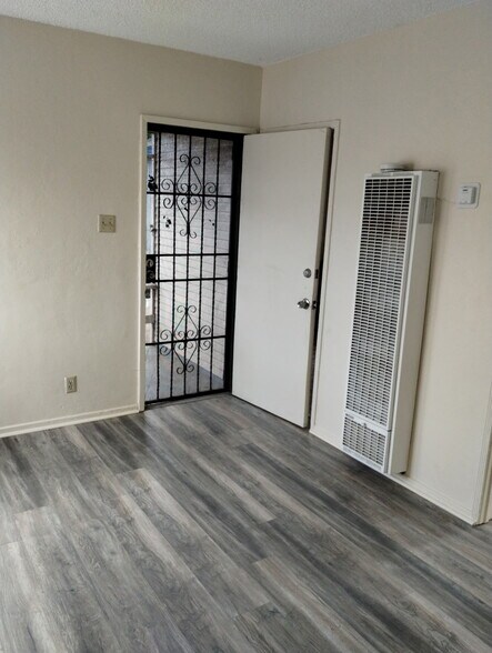 Building Photo - 1040 W 107th St