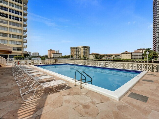 Building Photo - 1825 S Ocean Dr