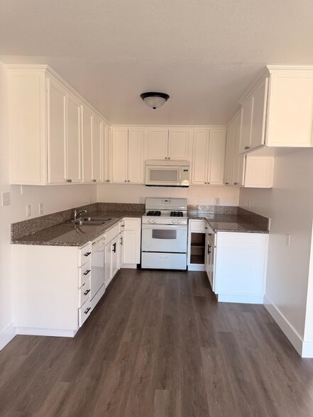 Building Photo - 44056 Date Ave