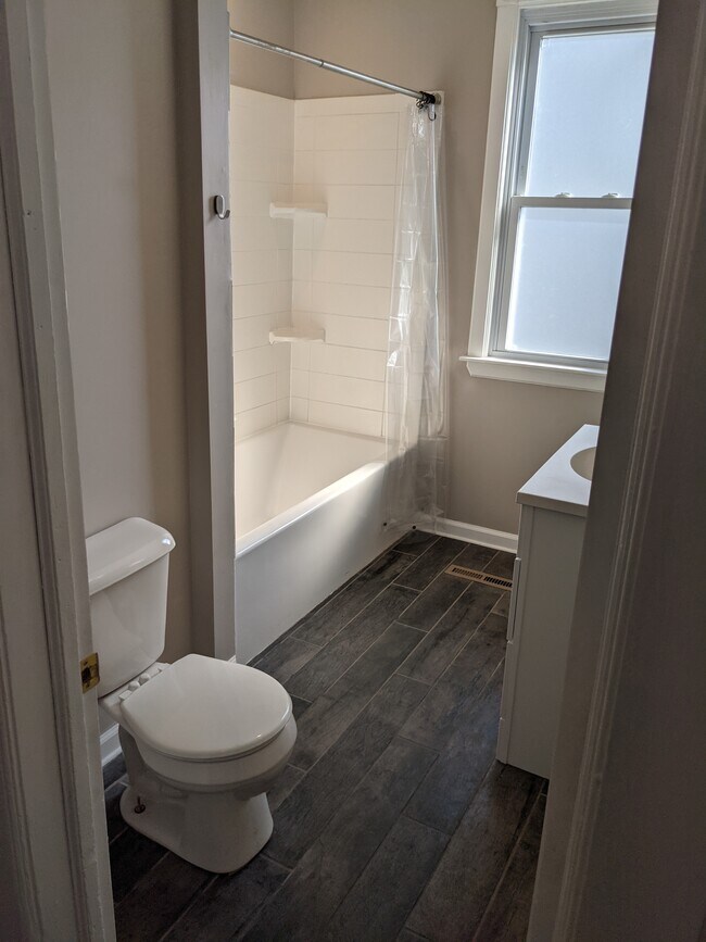 bathroom - 432 E Reservoir Ave